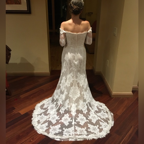 Elegant White Lace Off-Shoulder Gown - Picture 1 of 2